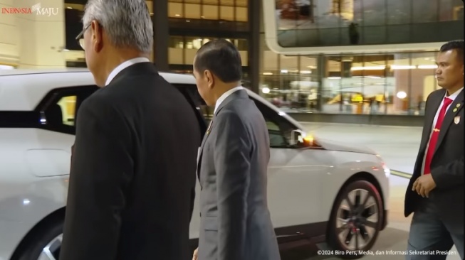 Presiden Jokowi bersiap untuk naik BMW iX (Youtube)