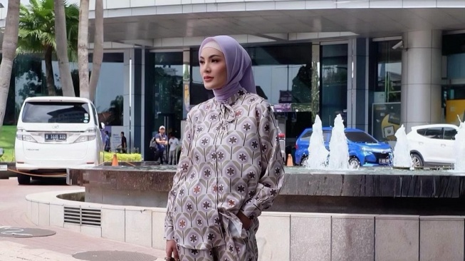 Potret Nindy Ayunda Berhijab. (Instagram/nindyayunda)