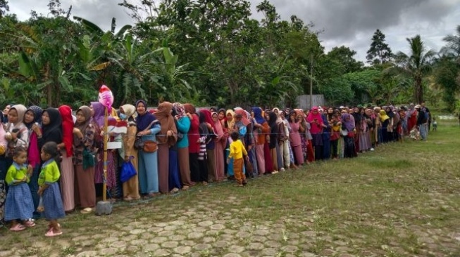 Emak-emak di Serang Serbu Pasar Murah di Alun-alun Petir