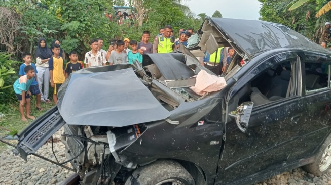 Mobil Terpental 600 Meter Usai Tertabrak Kereta Api di Tebing Tinggi, Ini Kronologinya