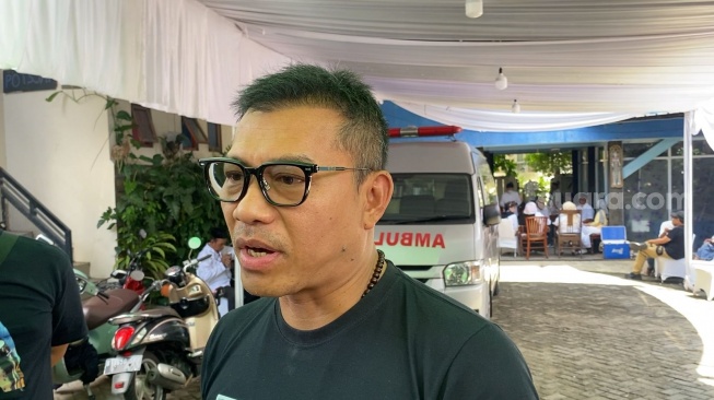 Anang Hermansyah melayat ke kediaman ayah Bimbim, Sidharta Manghurusin Soemarno di Gang Potlot, Duren Tiga, Jakarta, Selasa (5/3/2024). [Suara.com/Adiyoga Priyambodo]