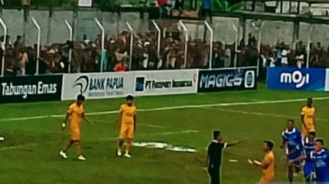 Kiper Semen Padang Mukhti Alhaq terduduk setelah gawangnya dibobol Pemain PSBS Biak Alexandro Perraira pada leg pertama Liga 2 Pegadaian Indonesia, di Stadion Cenderawasih Biak, Selasa (5/3/2024). [Dok.Antara]