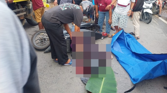 Tragis, Pemotor Tewas Terlindas Truk Trailer di Kuala Ambawang Kubu Raya