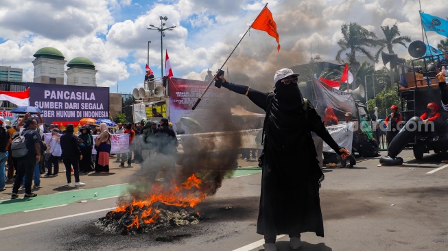 Massa yang tergabung dalan Koalisi Nasional Penyelamat Demokrasi dan Barisan Pelopor saat menggelar aksi demo di depan gedung DPR RI, Jakarta, Selasa (5/3/2024). [Suara.com/Alfian Winanto]