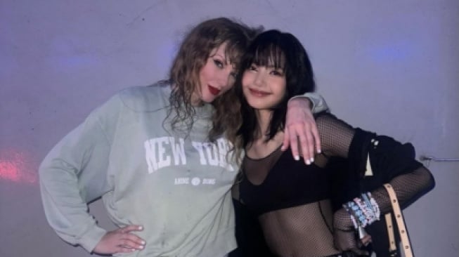 Bikin Heboh Penggemar, Lisa BLACKPINK Foto Bareng Taylor Swift di Singapura