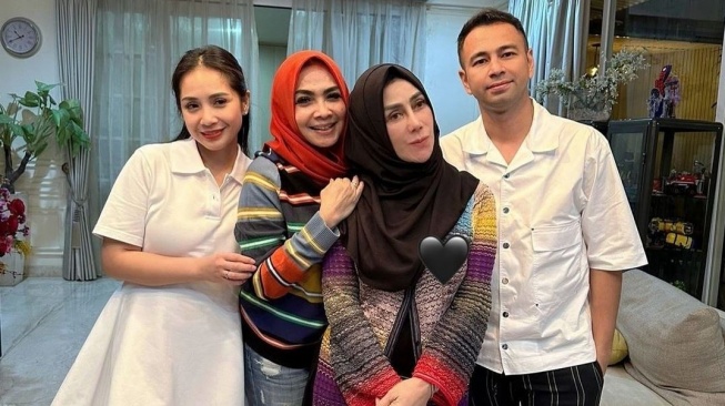 Besan-Besan Branded, Adu Mahal Tas Rieta Amilia dan Amy Qanita saat Liburan di Jepang