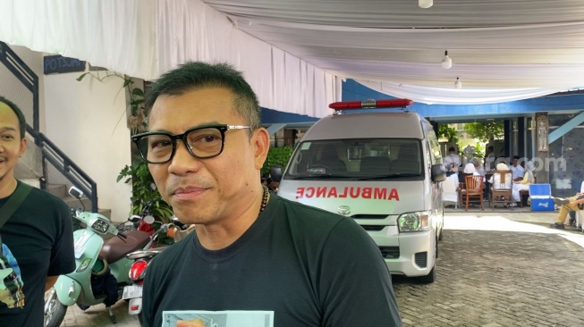 Anang Hermansyah melayat ke kediaman ayah Bimbim, Sidharta Manghurusin Soemarno di Gang Potlot, Duren Tiga, Jakarta, Selasa (5/3/2024). [Suara.com/Adiyoga Priyambodo]