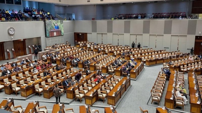 Penampakan banyak kursi dewan yang kosong saat sidang paripurna perdana di DPR RI. (Suara.com/Bagaskara)