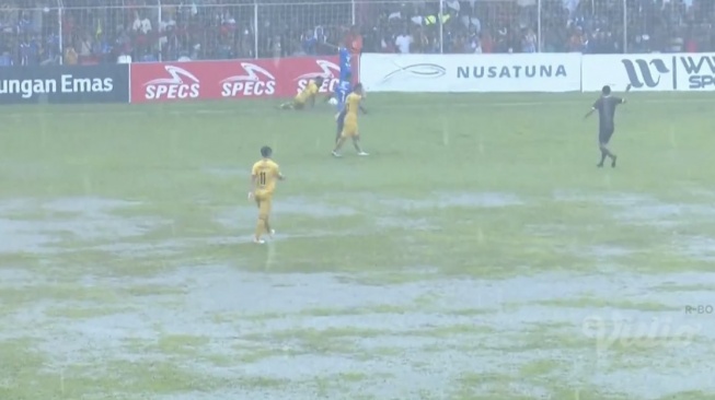 Kondisi lapangan Stadion Cendrawasih, Biak, saat menggelar laga leg pertama final Liga 2 2023-2024 antara PSBS Biak vs Semen Padang, Selasa (5//3/2024). [Dok. Tangkapan Layar MOJI]