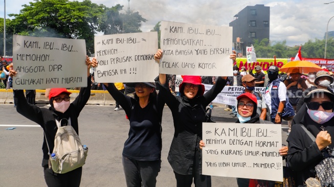 Massa yang tergabung dalan Koalisi Nasional Penyelamat Demokrasi dan Barisan Pelopor saat menggelar aksi demo di depan gedung DPR RI, Jakarta, Selasa (5/3/2024). [Suara.com/Alfian Winanto]