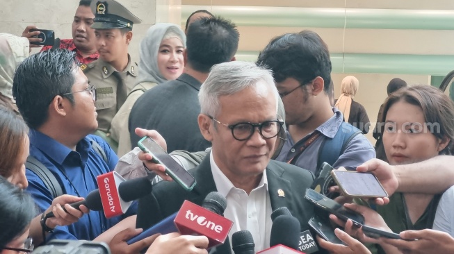 Anggota DPR RI dari Fraksi PDIP, Aria Bima, saat ditemui awak media di Kompleks Parlemen, Senayan, Jakarta, Selasa (5/3/2024). (Suara.com/Bagaskara)