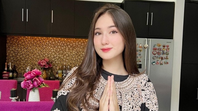 Potret Laura Moane Kenakan Busana Muslim (Instagram)