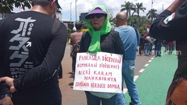 Penampakan sejumlah poster yang dibawa para pendemo saat unjuk rasa di depan gedung DPR RI. (Suara.com/M Iqbal)