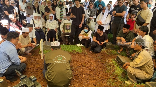 Prosesi pemakaman ayah Bimbim Slank, Sidharta Manghurudin Soemarno di TPU Karet Bivak, Jakarta Pusat, Senin (5/3/2024). [Adiyoga Priyambodo/Pahami.id]