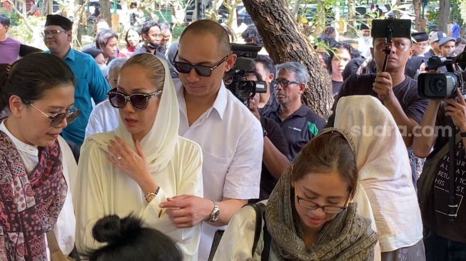 Bunga Citra Lestari dan Tiko Aryawardhana menghadiri acara pemakaman ayah Bimbim Slank, Sidharta Manghurudin Soemarno di TPU Karet Bivak, Jakarta Pusat, Senin (5/3/2024). [Adiyoga Priyambodo/Suara.com]