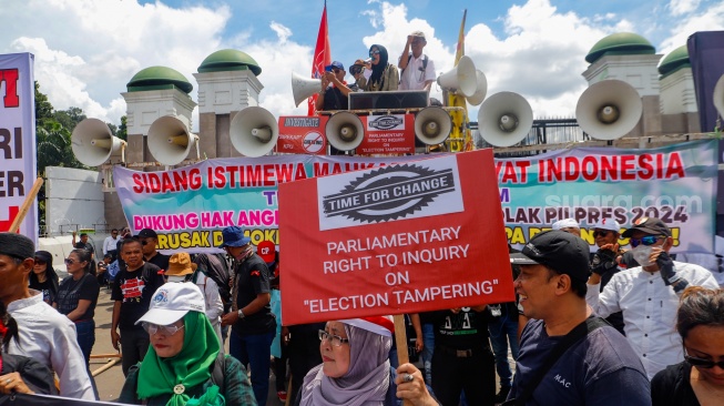 Massa yang tergabung dalan Koalisi Nasional Penyelamat Demokrasi dan Barisan Pelopor saat menggelar aksi demo di depan gedung DPR RI, Jakarta, Selasa (5/3/2024). [Suara.com/Alfian Winanto]