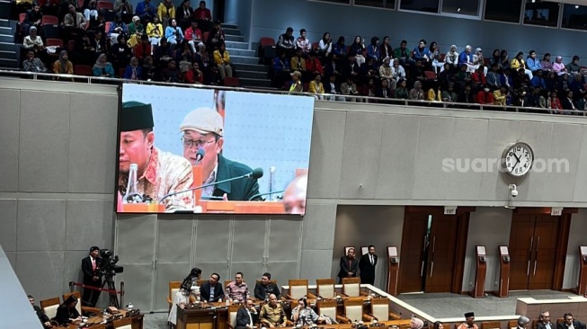 Anggota Komisi II DPR RI, Aus Hidayat Nur, mengusulkan agar DPR RI menggunakan hak angket untuk menelusuri kecuranagan dan pelanggaran yang terjadi sepanjang proses Pemilu 2024. (Suara.com/Rakha)