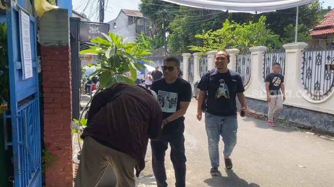 Anang Hermansyah melayat ke kediaman ayah Bimbim, Sidharta Manghurusin Soemarno di Gang Potlot, Duren Tiga, Jakarta, Selasa (5/3/2024). [Suara.com/Adiyoga Priyambodo]