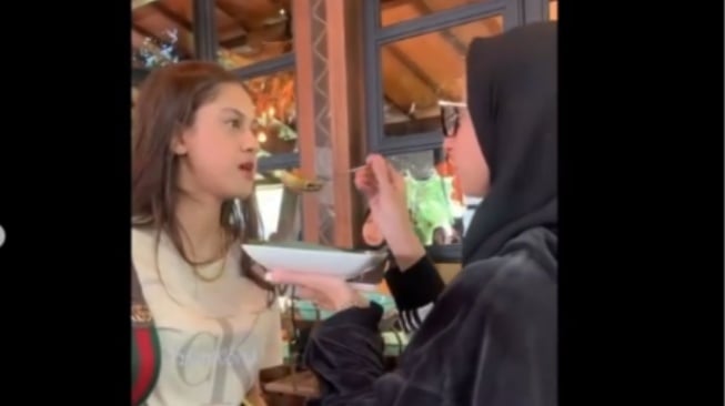 Adab Asila Maisa saat Disuapi Makan Sang Ibu Jadi Gunjingan Netizen