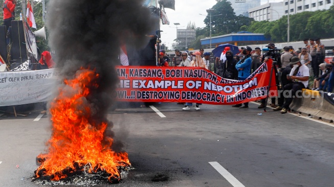 Massa yang tergabung dalan Koalisi Nasional Penyelamat Demokrasi dan Barisan Pelopor saat menggelar aksi demo di depan gedung DPR RI, Jakarta, Selasa (5/3/2024). [Suara.com/Alfian Winanto]