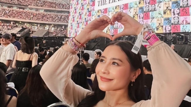 Ngefans dari SMP, Prilly Latuconsina Menangis Bahagia Nonton Konser Taylor Swift di Singapura