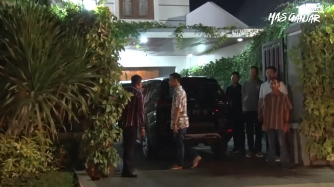 Potret rumah Gibran Rakabuming Raka yang pernah disambangi Ganjar Pranowo dan Siti Atikoh (YouTube/Ganjar Pranowo)