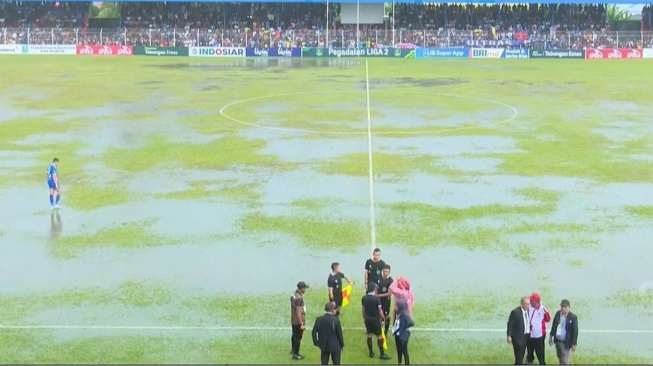 Kondisi lapangan Stadion Cendrawasih, Biak, saat menggelar laga leg pertama final Liga 2 2023-2024 antara PSBS Biak vs Semen Padang, Selasa (5//3/2024). [Dok. Tangkapan Layar MOJI]