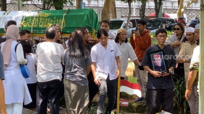 Prosesi pemakaman ayah Bimbim Slank, Sidharta Manghurudin Soemarno di TPU Karet Bivak, Jakarta Pusat, Senin (5/3/2024). [Adiyoga Priyambodo/Suara.com]