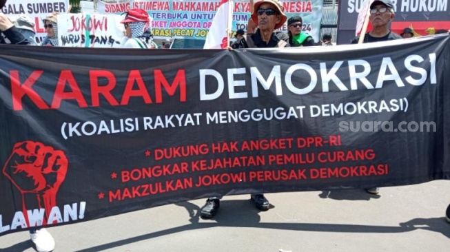 Massa Koalisi Masyarakat Menggugat Demokrasi (Karam Demokrasi) menggelar aksi di depan DPR RI. (Suara.com/M Iqbal)