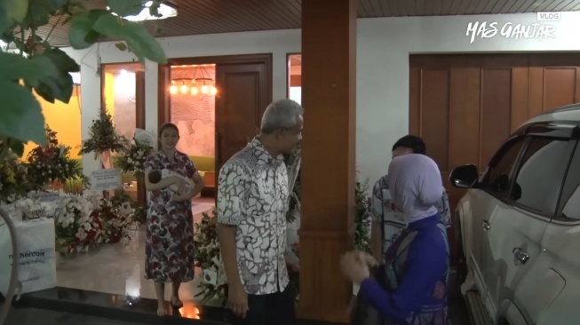 Potret rumah Gibran Rakabuming Raka yang pernah disambangi Ganjar Pranowo dan Siti Atikoh (YouTube/Ganjar Pranowo)