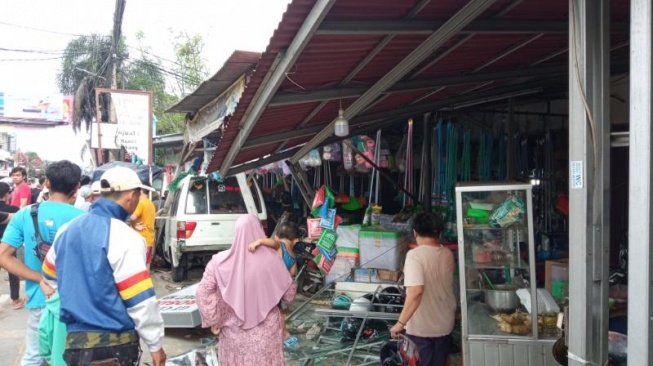 Angkot Oleng di Jalanan, Tabrak Gerobak Gorengan Hingga Nyusruk di Ciputat