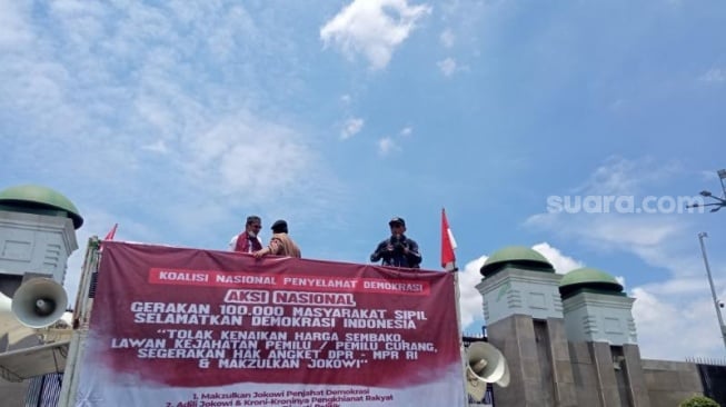 Penampakan orator massa Koalisi Nasional Penyelamat Demokrasi yang berdemo di DPR RI saat berada di atas mobil komando. (Suara.com/M Iqbal)