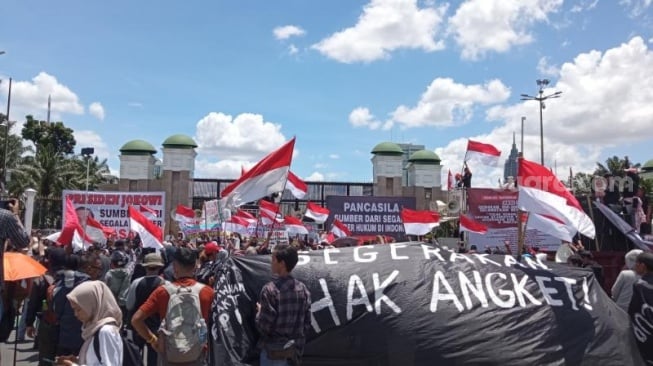 Massa buruh yang mendukung hak angket terkiat dugaan kecurangan pemilu saat berdemo di depan Gedung DPR RI, Jakarta. (Suara.com/M Iqbal)