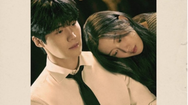 Kim Seon Ho dan Moon Ga Young Suguhkan Kisah Menyayat di MV Falling Slowly