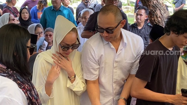 Bunga Citra Lestari dan Tiko Aryawardhana menghadiri acara pemakaman ayah Bimbim Slank, Sidharta Manghurudin Soemarno di TPU Karet Bivak, Jakarta Pusat, Senin (5/3/2024). [Adiyoga Priyambodo/Suara.com]