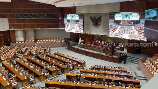 The appearance of many empty council seats during the first plenary session at the DPR RI.  (Suara.com/Bagaskara)