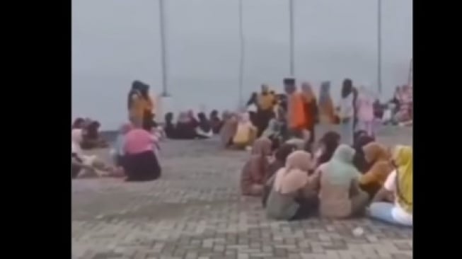 Viral! Puluhan Karyawan Pabrik di Bojonegoro Mendadak Teriak Histeris