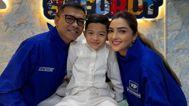 Arsya Hermansyah, anak Anang Hermansyah dan Ashanty, sunat. [Instagram/ashanty_ash]