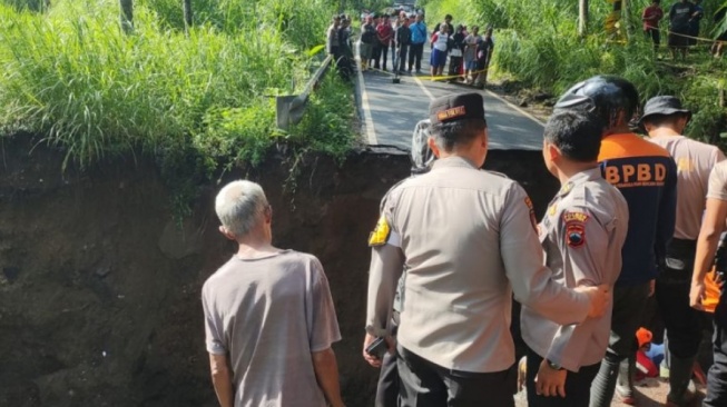 Jembatan di Salatiga Runtuh Akibat Hujan Deras dan Banjir Bandang, Satu Orang Dikabarkan Tewas