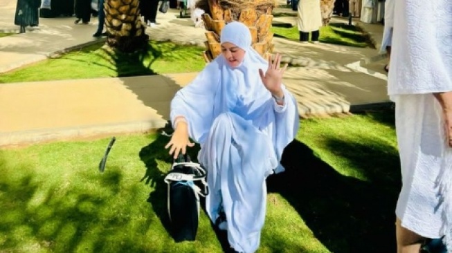 Potret Ratu Rizky Nabila Umrah. (Instagram/raturn)