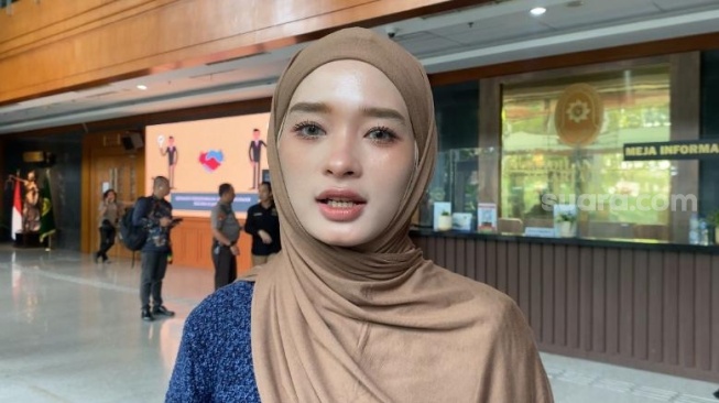 Inara Rusli usai menjalani sidang pengalihan royalti lagu Virgoun di Pengadilan Negeri Jakarta Pusat, Rabu (6/3/2024). [Tiara Rosana/Suara.com]