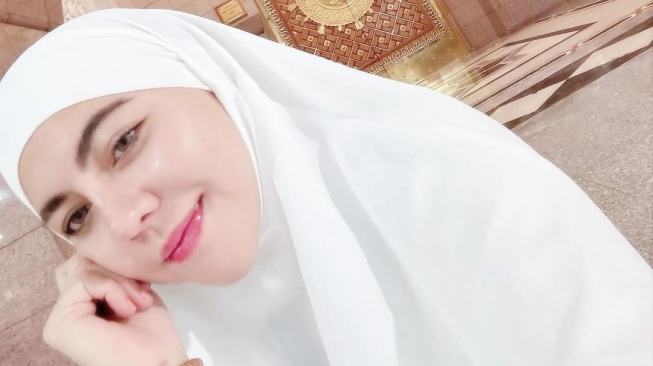 Potret Ratu Rizky Nabila Umrah. (Instagram/raturn)