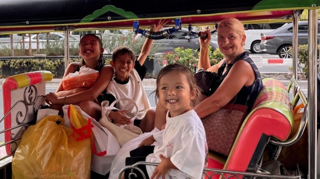 Potret Liburan Jennifer Bachdim ke Thailand. (Instagram/jenniferbachdim)