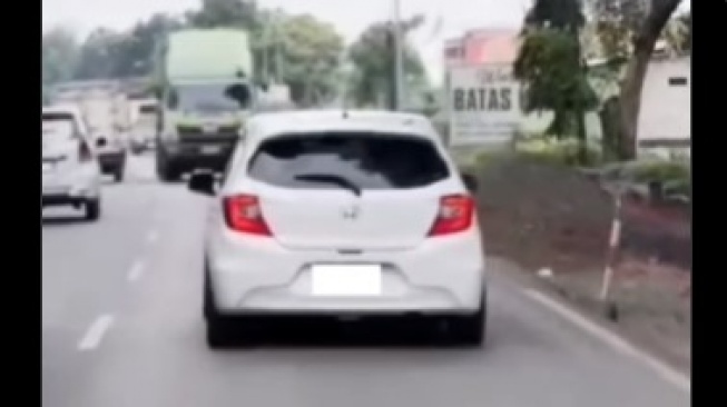 Viral Lagi Pengendara Mobil Ugal-ugalan di Jalanan Probolinggo: Kayaknya Sengaja