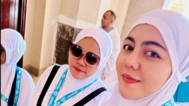 Potret Ratu Rizky Nabila Umrah. (Instagram/raturn)