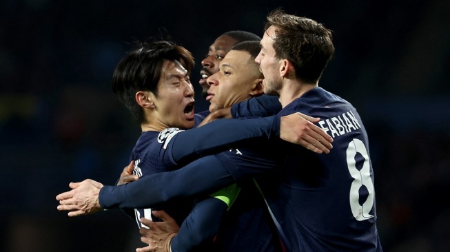 Penyerang Paris Saint-Germain asal Prancis, Kylian Mbappe (tengah) melakukan selebrasi setelah mencetak gol kedua timnya pada pertandingan leg kedua babak 16 besar Liga Champions 2023-2024antara Real Sociedad vs Paris Saint-Germain (PSG) di stadion Anoeta di San Sebastian pada bulan Maret 6 Agustus 2024.FRANCK FIFE / AFP.