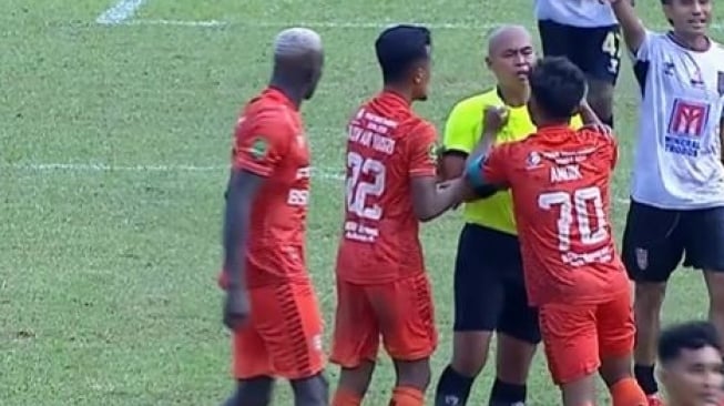 Saking Emosinya, Andik Vermansah Cengkeram Baju Wasit pada Laga Persiraja vs Malut United