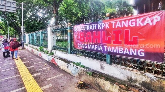 Spanduk menuntut penangkapan Menteri Investasi dan Kepala BKPM Bahlil Lahadalia terpajang di sejumlah jalan di Jakarta, Rabu (6/3/2024). Dalam spanduk-spanduk itu berisi tuntutan agar KPK mengusut dugaan Mafia Tambang dan menangkap Menteri Bahlil Lahadalia.

Seperti diketahui, Menteri Investasi / Kepala BKPM Bahlil Lahadalia sedang jadi sorotan gara-gara isu permainan izin tambang.

Semenjak beredarnya isu tersebut banyak bertebaran spanduk dalam mengusut dan mengungkap kebenaran adanya dugaan mafia tambang di lingkungan BKPM.

Terkait dengan hal itu, pemerintah juga diminta agar segera mencabut izin tambang yang telah melakukan penyuapan oknum dengan uang hingga saham sebagai imbalannya. [Suara.com/Alfian Winanto]