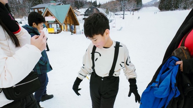 Rafathar main ski di Jepang. (Instagram)