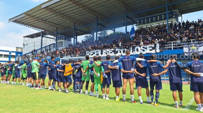 Jelang Lawan Persija, Ratusan Bobotoh Geruduk Tempat Latihan Persib: Wajib 3 Poin!